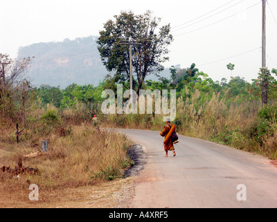 Ein Mönch macht seinen Weg zum Wat Phu Tok riesigen Felsvorsprungs droht über die Nord-Ost-Thailand-Ebene Stockfoto