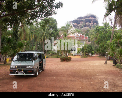 Wat Phu Tok in Nord-Ost-Thailand und seine Felsvorsprung mit Stockfoto