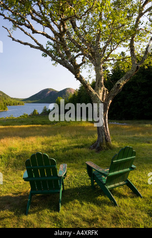 Die Adirondack Stühle auf dem Rasen des Jordan Teichhaus in Maine s Acadia Nationalpark Stockfoto