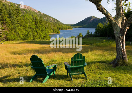 Die Adirondack Stühle auf dem Rasen des Jordan Teichhaus in Maine s Acadia Nationalpark Stockfoto