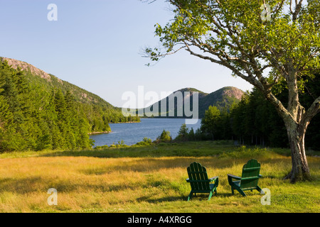 Die Adirondack Stühle auf dem Rasen des Jordan Teichhaus in Maine s Acadia Nationalpark Stockfoto