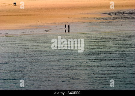 Spaziergänger am Strand bei Calais, Frankreich Stockfoto