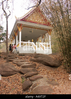 Einheimischen und Tourist pass einen Hang Schrein nach dem Klettern die riesigen Felsvorsprungs von Wat Phu Tok in Nord-Ost-Thailand Stockfoto