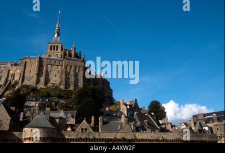 Ummauerten Dorf und Hügel Abtei von Mont St. Michel in der Normandie Frankreich Stockfoto