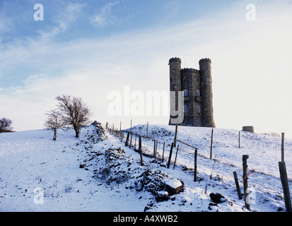 Einem kalten s Wintertag in den Cotswolds am Broadway Tower nach einem Sturz von Schnee Stockfoto