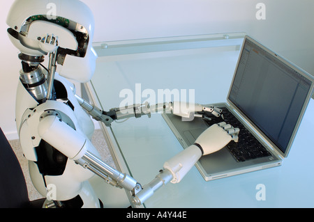 Weibliche humanoide Roboter, die einen Laptop-Computer in Betrieb Stockfoto