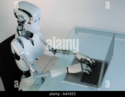 Weibliche humanoide Roboter, die einen Laptop-Computer in Betrieb Stockfoto