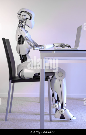Weibliche humanoide Roboter, die einen Laptop-Computer in Betrieb Stockfoto