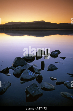 Reflexionen bei Sonnenuntergang über Windermere von Waterhead in der Nähe von Ambleside Seenplatte Cumbria UK Stockfoto