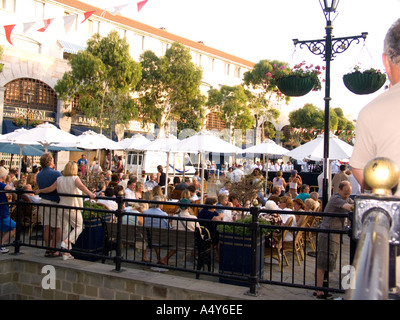 Gibraltar Menschen genießen eine Street-Party zur Feier von 300 Jahren britischer Herrschaft, August 2004, Kasematten Platz, Gibraltar, Stockfoto