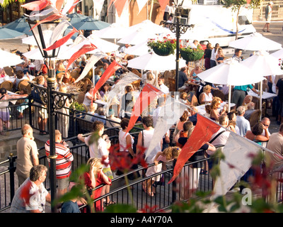 Gibraltar Menschen genießen eine Street Party anlässlich 300 verkaufen der britischen Herrschaft, 2004, Stockfoto