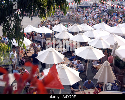 Gibraltar Menschen genießen eine Street-Party zur Feier von 300 Jahren britischer Herrschaft, August 2004, Kasematten Platz, Gibraltar, Stockfoto