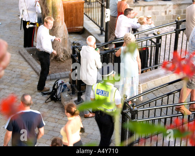 Gibraltar Menschen genießen eine Street Party anlässlich 300 verkaufen der britischen Herrschaft, 2004, Stockfoto