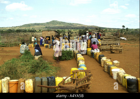 Container aufgereiht an einer Wasserstelle in Machakos district Kenia in Ostafrika Stockfoto