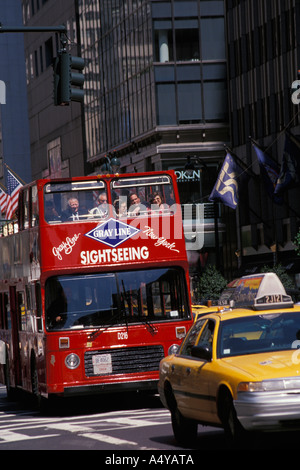 Doppeldecker Gray Line-Tour-Bus und Taxi auf 5th Avenue Midtown Manhattan New York NY Stockfoto
