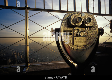 Binokularsehen Teleskop auf der Aussichtsplattform des Empire State Building mit Blick auf niedrigere Skyline von Manhattan New York NY Stockfoto