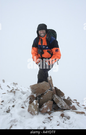 An der Spitze im Nebel der Kharkhiraa Uul mongolischen Altai in der Nähe von Ulaangom Uvs Aymag Mongolei Bergsteiger Stockfoto