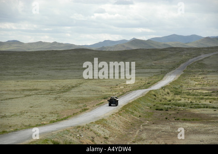 Kraftstoff-LKW auf einer einsamen Straße Fahrt durch die weite Steppe Mongolei Stockfoto