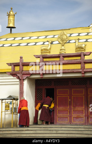 Zwei buddhistische Mönche in Maron farbigen Schichten am Eingangstor des Gandan-Kloster Ulan-Bator Mongolei Stockfoto