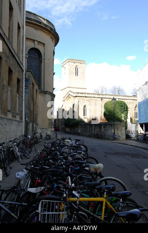 Fahrräder und St Edmund Hall Library Stockfoto