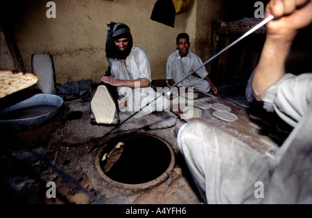 Kabul, Brot Bäcker bei der Arbeit Stockfoto