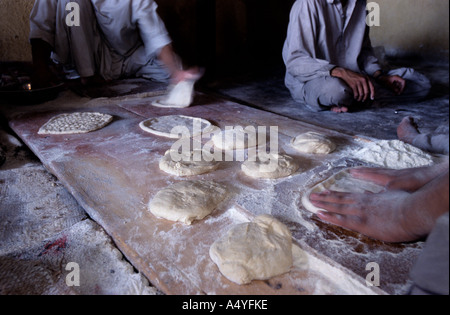 Kabul, Brot Bäcker bei der Arbeit Stockfoto