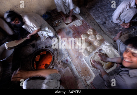 Kabul, Brot Bäcker bei der Arbeit Stockfoto