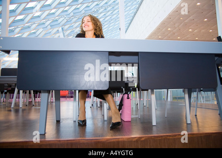 Niedrigen Winkel Ansicht von Frau sitzt am Schalter Stockfoto