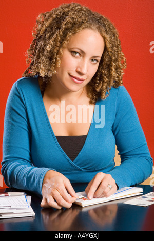 Frau anbringen Stempel auf Umschlag Stockfoto