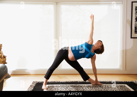 Schwangeren Yoga zu praktizieren Stockfoto