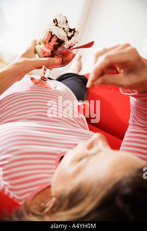 Schwangere Frau Eisbecher Essen Stockfoto