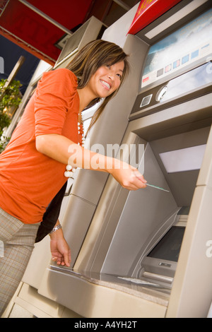 Niedrigen Winkel Blick auf Frau mit ATM Stockfoto