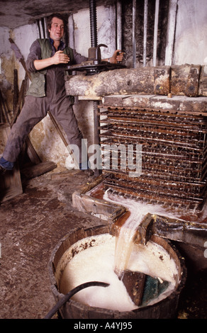 Herstellung von traditionellen Apfelwein bei Axminster Devon Stockfoto