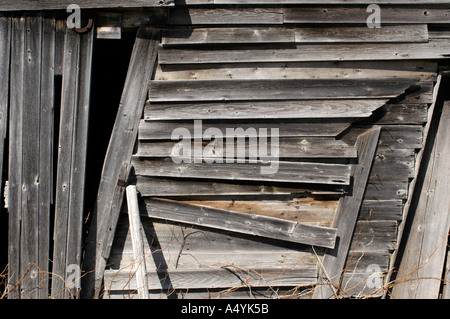 Alte und verwitterte Holz Scheune stehen entlang der St. John River New Brunswick, Kanada Stockfoto