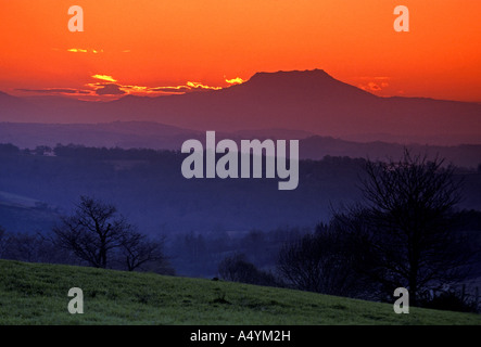 Sonnenuntergang, Sonnenuntergang über La Rhune Berg, La Rhune Berg, Pyrenäen, Französisches Baskenland, Blick vom Jatxou, Jatxou, Frankreich Stockfoto