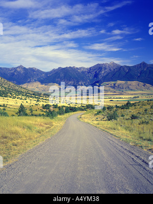 Der Kies fällt Kluft Straße in die Ranch Korn und Heu Felder und Äcker des Paradise Valley Montana USA Stockfoto