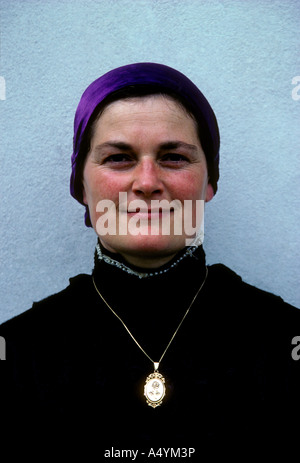 1, 1, französische baskische Frau, Frau, Augenkontakt, Vorderansicht, Porträt, Noce Baskisch, Französisch Baskenland, Stadt, Saint-Etienne-de-Baigorry, Frankreich Stockfoto