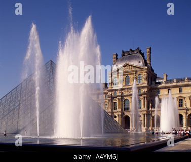 Louvre-Museum und Pyramide Paris Frankreich Stockfoto