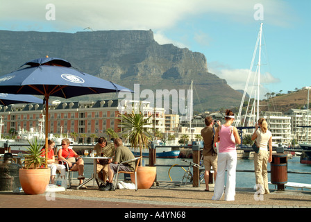 Victoria und Alfred Waterfront Kapstadt Südafrika RSA Restaurants in Sichtweite des Table Mountain und Table Bay hotel Stockfoto