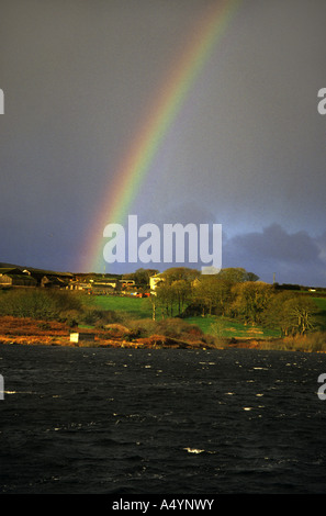 ein Regenbogen über Drift Reservoir cornwall Stockfoto