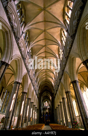 Hauptschiff, Blick in Richtung Hochaltar, Trinity Chapel, die Kathedrale von Salisbury, Salisbury, Grafschaft Wiltshire, England, Europa Stockfoto