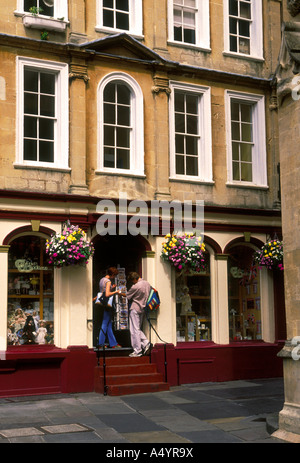 Menschen Touristen Mann männlich weiblich Frau paar Shopper einkaufen im Souvenir-Shop speichern Bad Somerset County England Europa Stockfoto