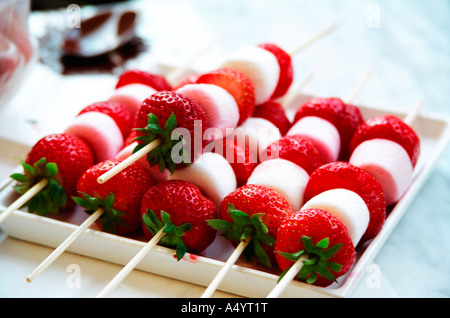 Erdbeeren und Marshmallows Bonbons auf Spieß Stockfoto