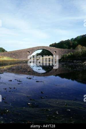 dh CLACHAN BRÜCKE ARGYLL Siel Sound einzelne Bogenbrücke über Der Atlantic Thomas Telford Design-Bogenstein Stockfoto