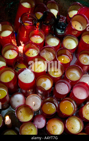 Verworfen, votive-Kerzen in durchscheinenden roten Containern vor Basilika de Begona, Bilbao, Baskenland, Spanien. Stockfoto