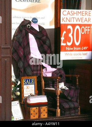 dh High Street ROYAL MILE EDINBURGH – Strickwaren aus Kaschmir und Wolle Tartan Tourismus Waren Zeichen für Verkauf Geschäfte schottland Zeichen Stockfoto