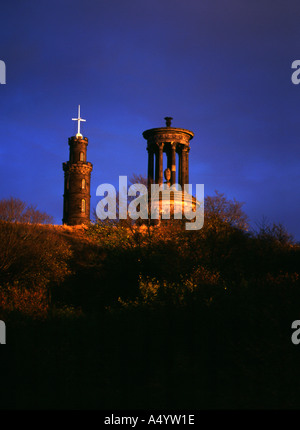 dh CALTON HILL EDINBURGH Dugald Stewart Memorial und Lord Nelsons Teleskop schottisches Monument Abenddämmerung Stockfoto