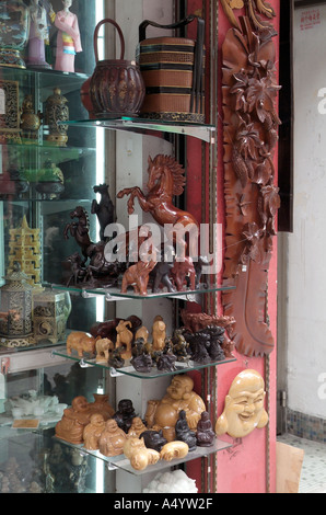 dh Hollywood Road SHEUNG WAN HONGKONG Antiquitätengeschäfte Straße Ausstellung Holzschnitzereien Handwerk Waren Shop Stockfoto