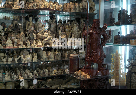 dh Hollywood Road SHEUNG WAN HONGKONG Antiquitätengeschäfte selbst. Anzeigen Stein Elfenbein Holzstatuen china zum Verkauf chinesisches Geschäft Souvenirladen Stockfoto