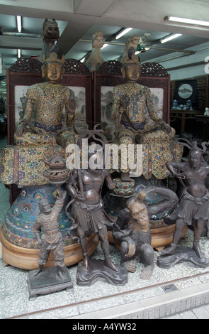 dh Hollywood Road Antiques SHEUNG WAN HONGKONG Chinesische Antike Geschäfte selbst, die Bronzestatuen zeigen, lagern antike Kunst, Skulpturen, china Stockfoto